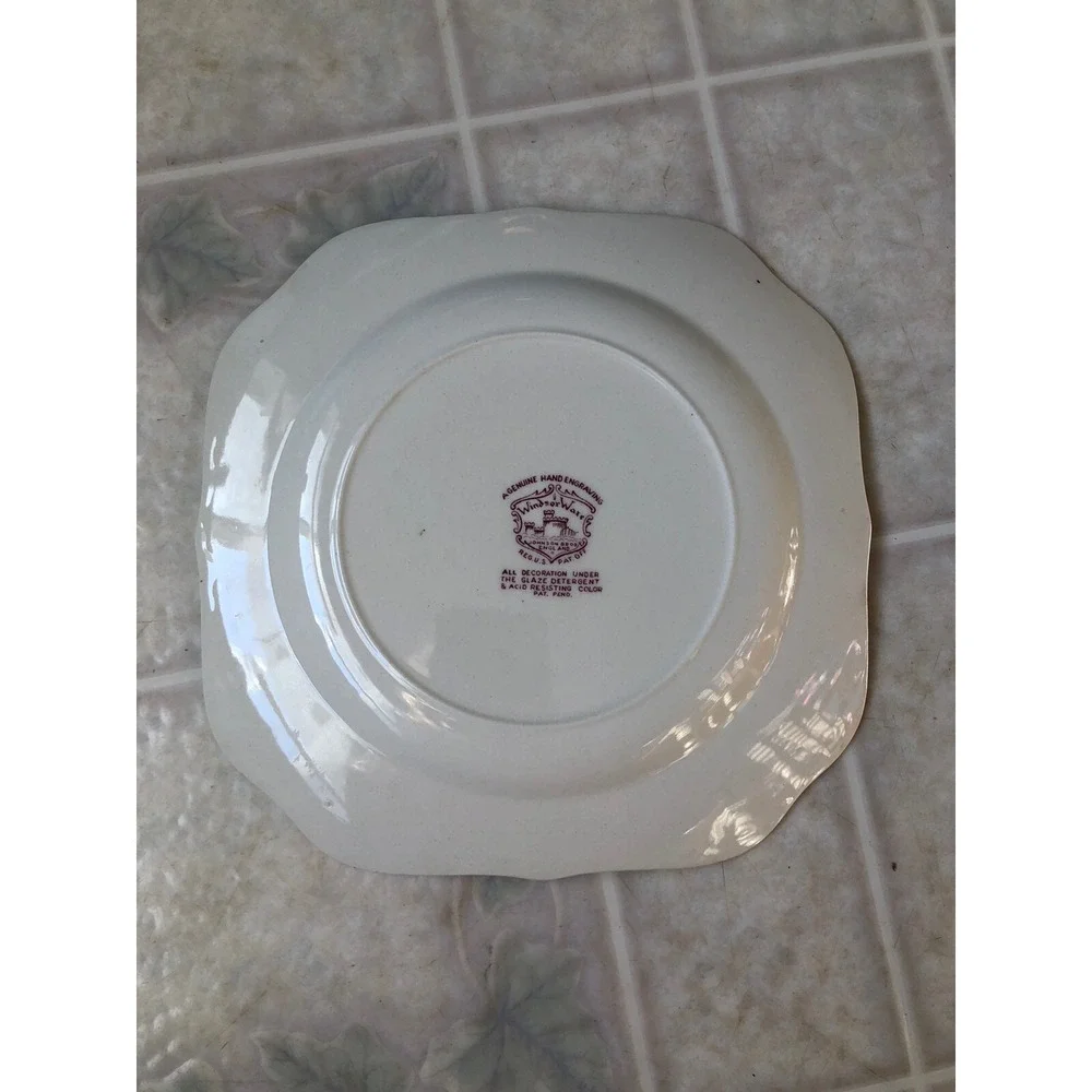 JOHNSON BROTHERS WINDSOR WARE   Square DINNER‎ PLATE Red & WHITE TULIP PATTERN